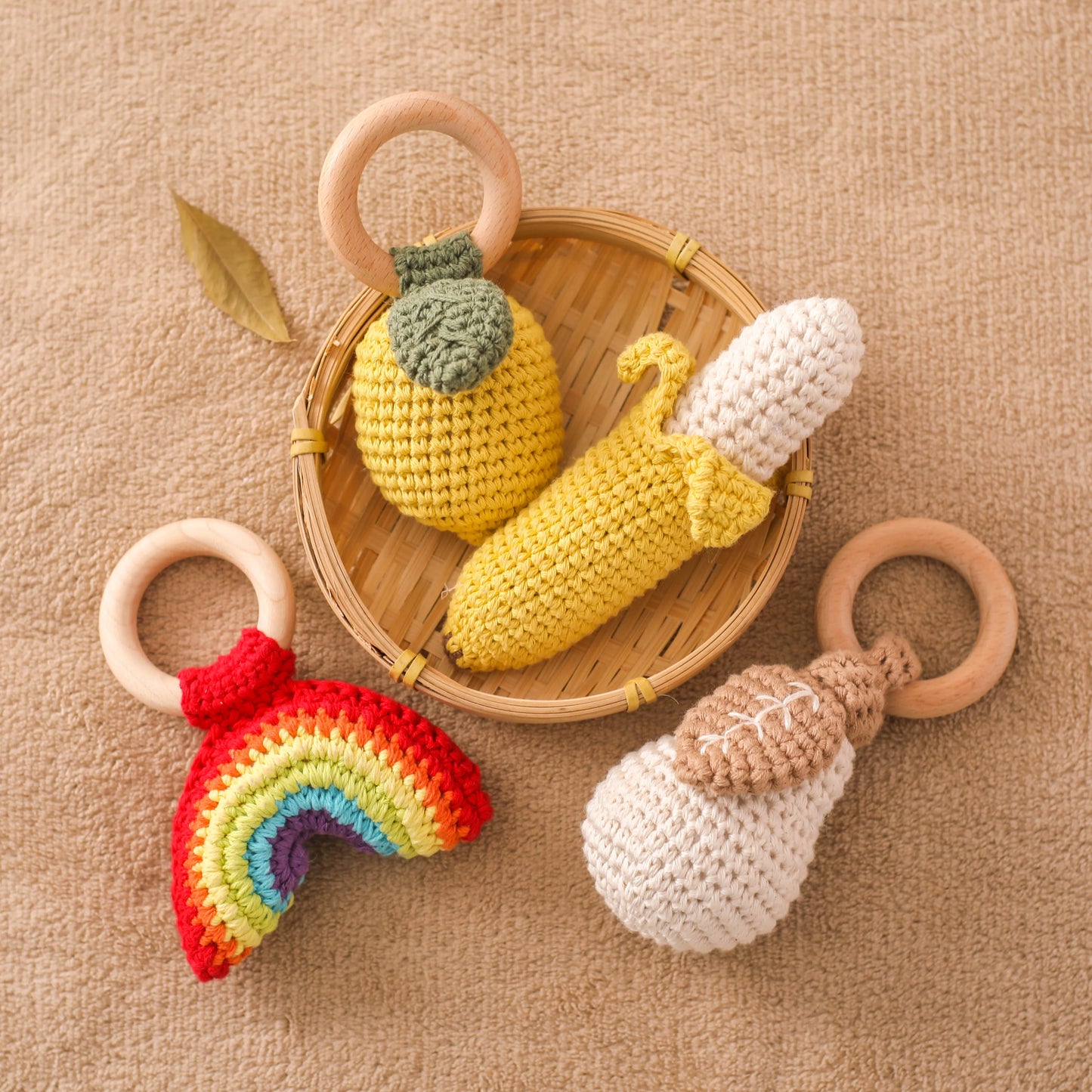 Jouet pour bébé hochet en tricot et bois