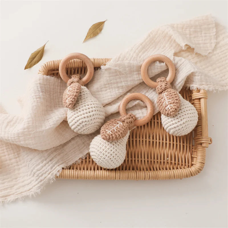 Jouet pour bébé hochet en tricot et bois